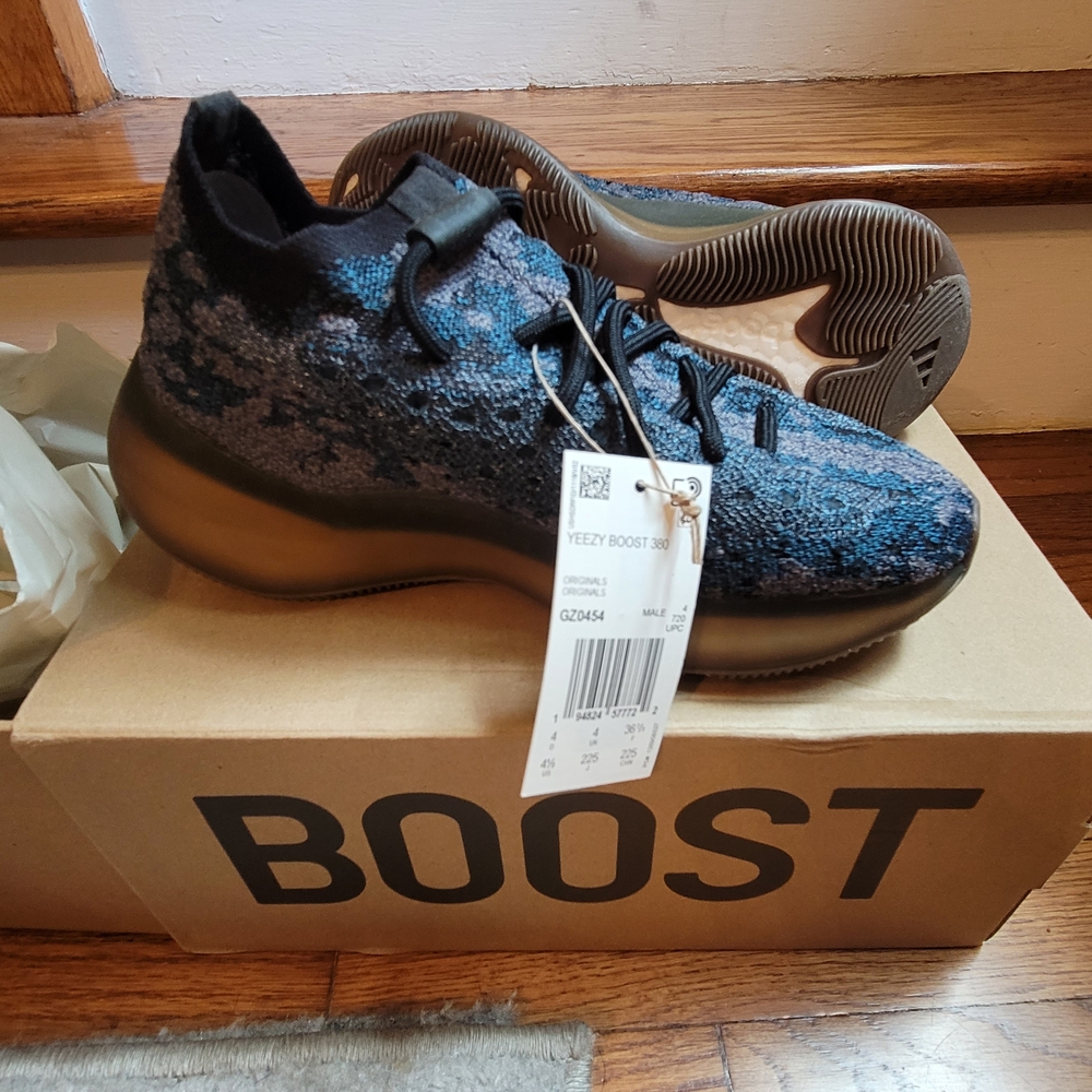 Yeezy Boost 380 COVELLITE 4.5 Men. Or  Womens Size 6W. New In Box. 100 Authentic